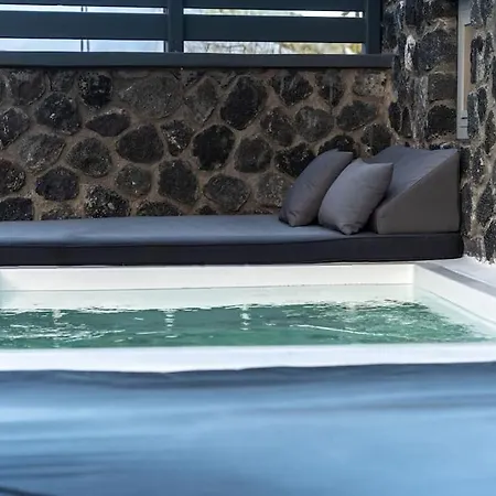 Sun Naam Santorini With Heated Jacuzzi Καρτεράδος